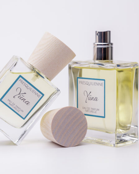 Flacon du parfum artisanal Yüna ouvert avec son vaporisateur et son bouchon en bois naturel.