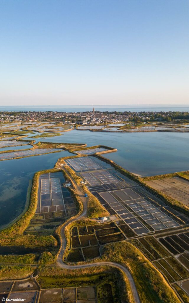 Vue aérienne des marais salants de Guérande au coucher du soleil, près de La Baule.