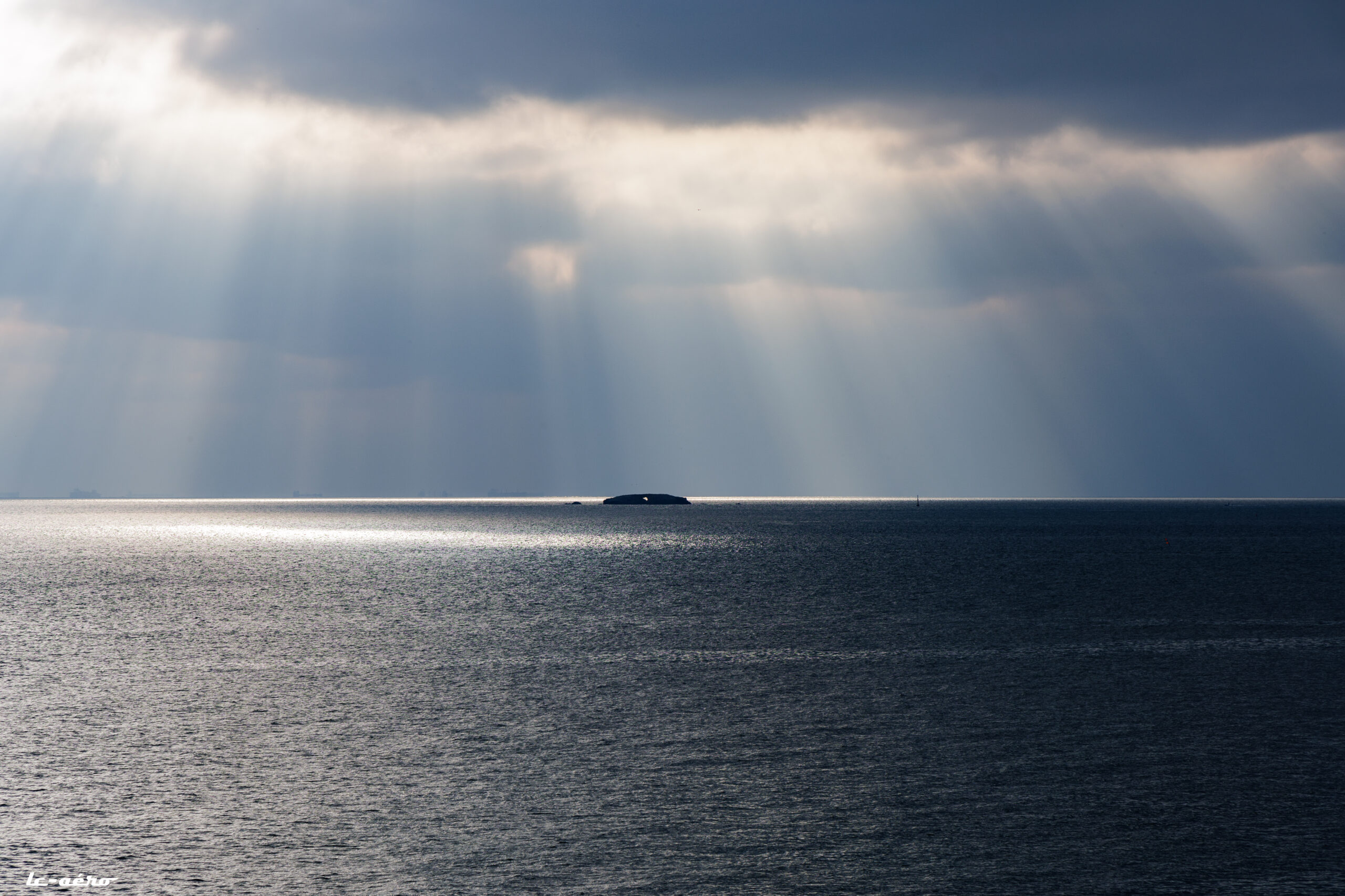 Rayons du soleil traversant les nuages au-dessus de l'océan Atlantique face à la Côte Sauvage de La Baule.